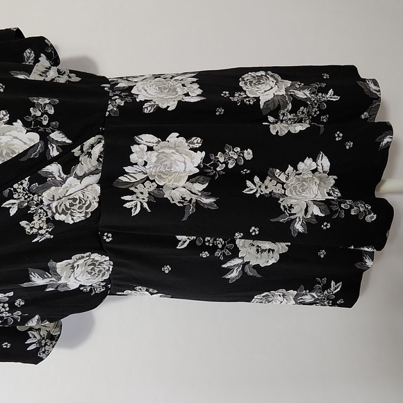 Torrid Black Floral Print Baby Doll Surplice Short Sleeve Women's Top Size 1 - Picture 4 of 15